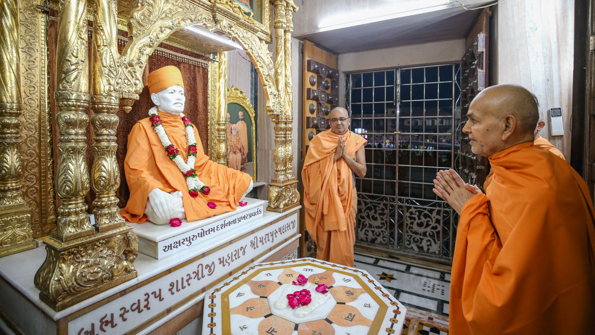 Swamishri engrossed in darshan of Brahmaswarup Shastriji Maharaj
