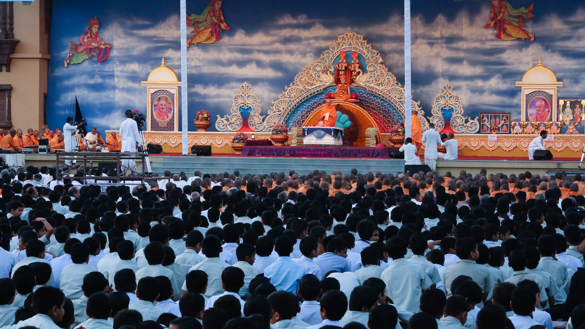 Students of BAPS Swaminarayan Vidyamandir, Sarangpur, doing Swamishri's puja darshan