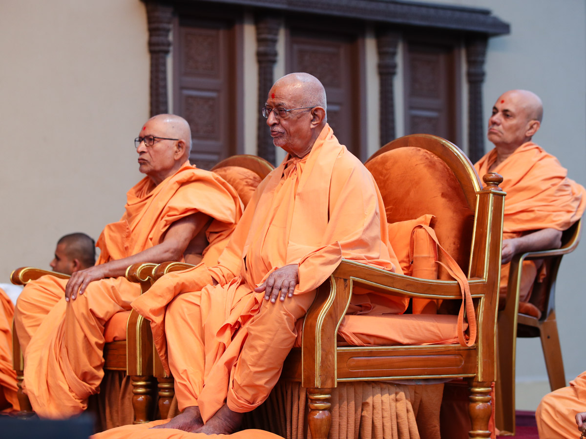 Pujya Swayamprakash Swami (Doctor Swami), Pujya Bhaktipriya Swami (Kothari Swami) and Pujya Viveksagar Swami doing Swamishri's puja darshan