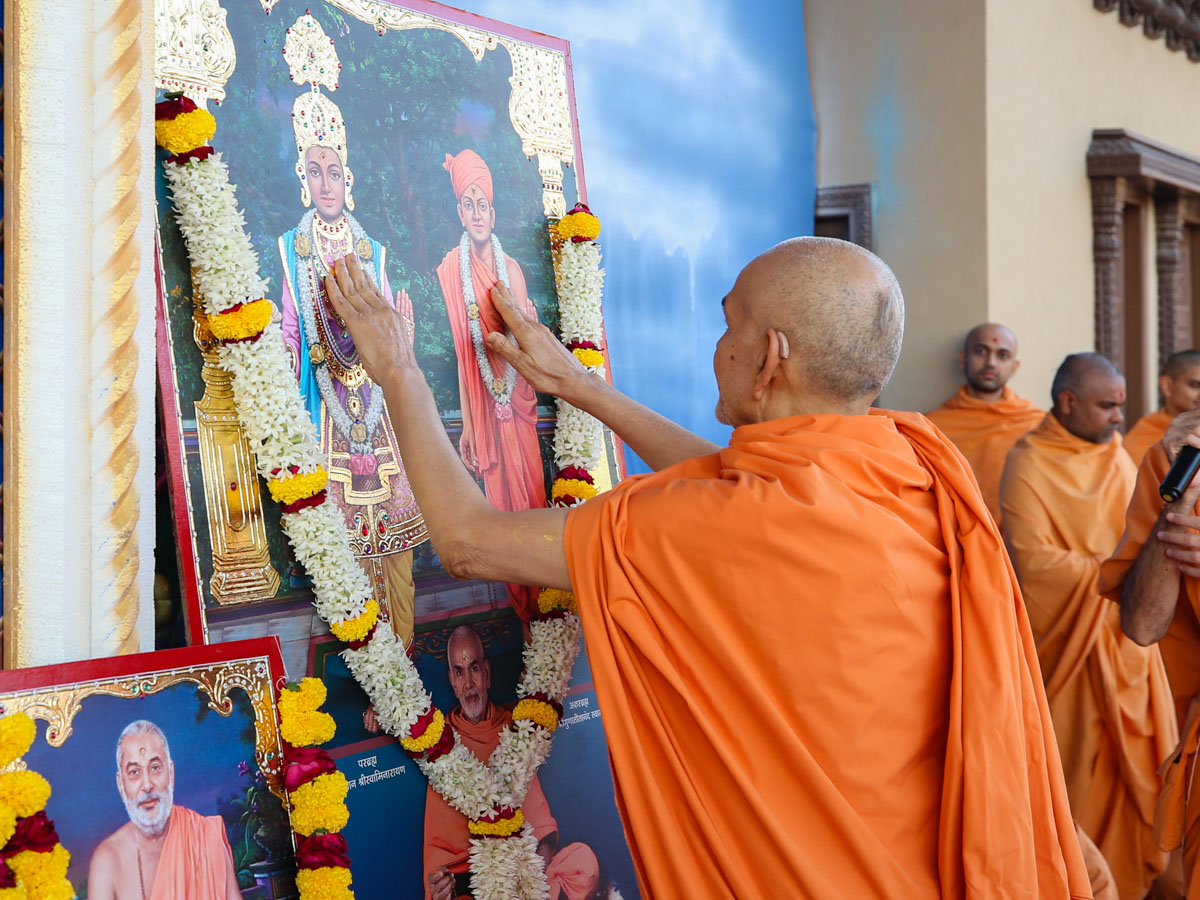 Swamishri performs murti-pratishtha rituals for BAPS Shri Swaminarayan Mandir, Saiyadpura, Surat and BAPS Swaminarayan Chhatralaya, Bhangad, India