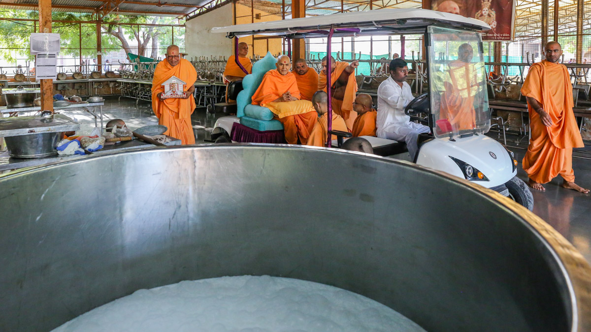 Swamishri observes the preparation of dudhpak for Shastriji Maharaj's Smruti Parva