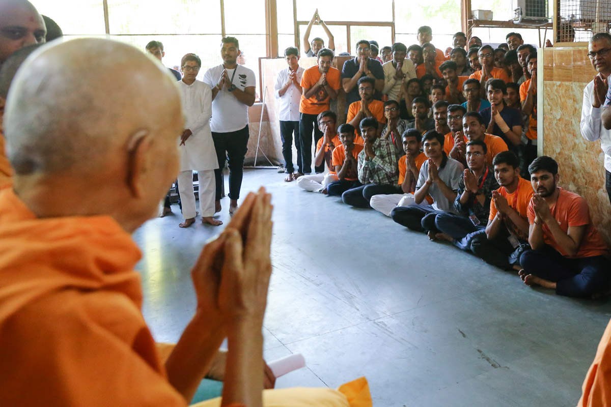 Swamishri greets volunteers with 'Jai Swaminarayan'