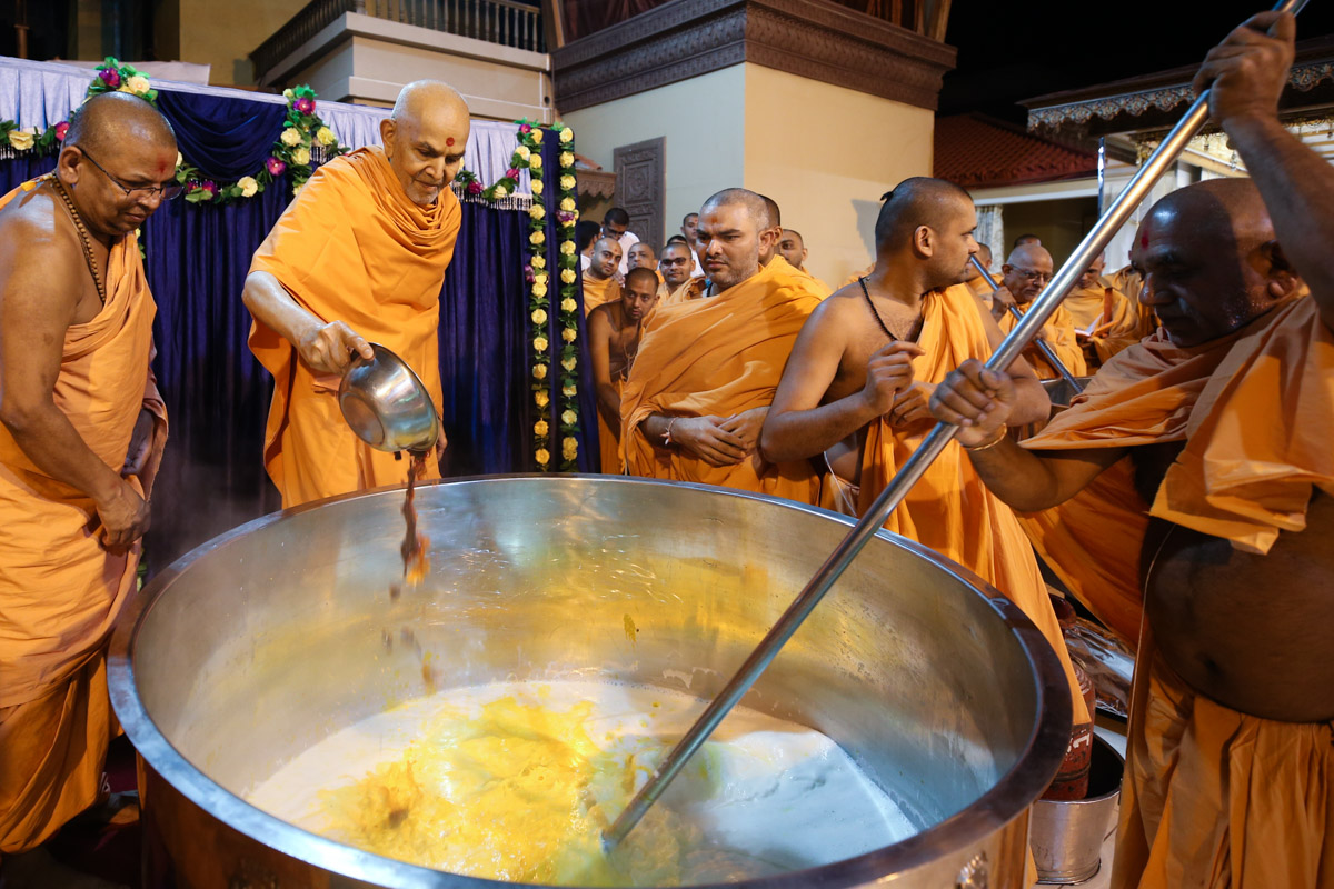 Swamishri prepares dudhpak for Shastriji Maharaj's Smruti Parva in the evening