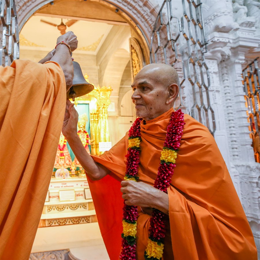Swamishri rings a bell to commemorate the Shastriji Maharaj Smruti Parva