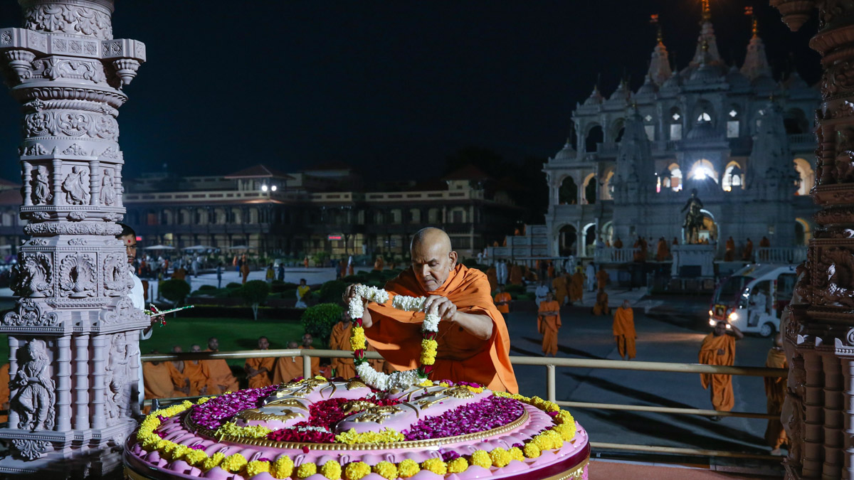 Swamishri offers garland at Brahmaswarup Pramukh Swami Maharaj's samadhi