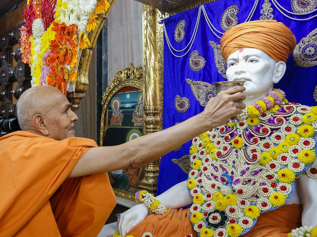 Swamishri offers dudhpak to Brahmaswarup Shastriji Maharaj to celebrate the Shastriji Maharaj Smruti Parva