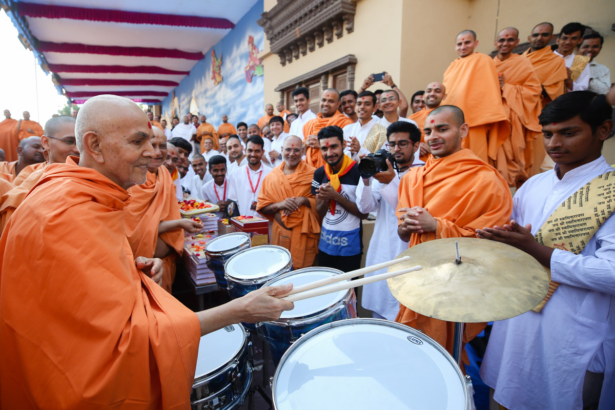 Swamishri sanctifies a drum set