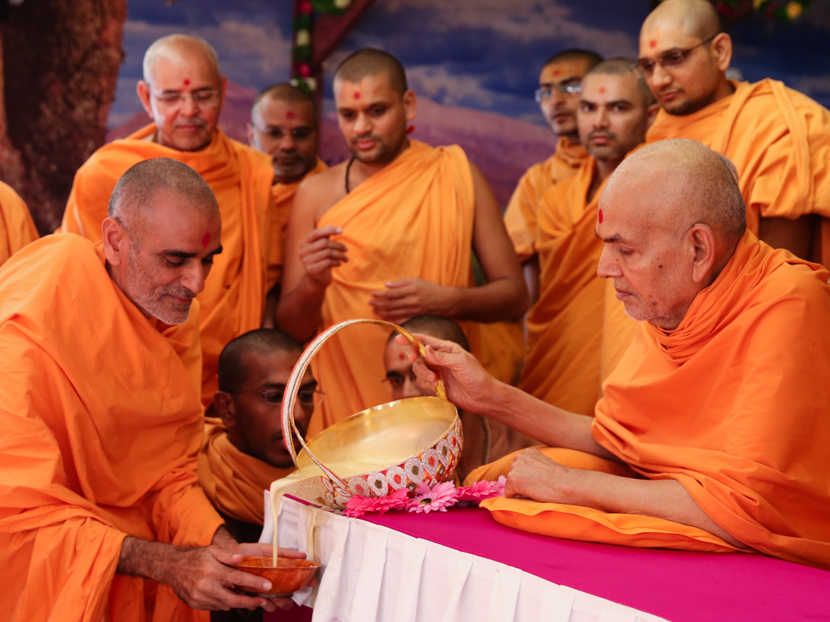 Swamishri serves dudhpak to Pujya Anandswarup Swami
