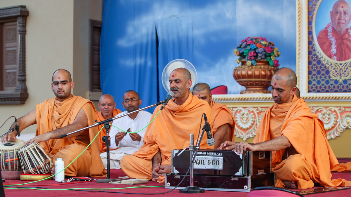 Sadhus sing kirtans in the evening Shastriji Maharaj Smruti Parva assembly