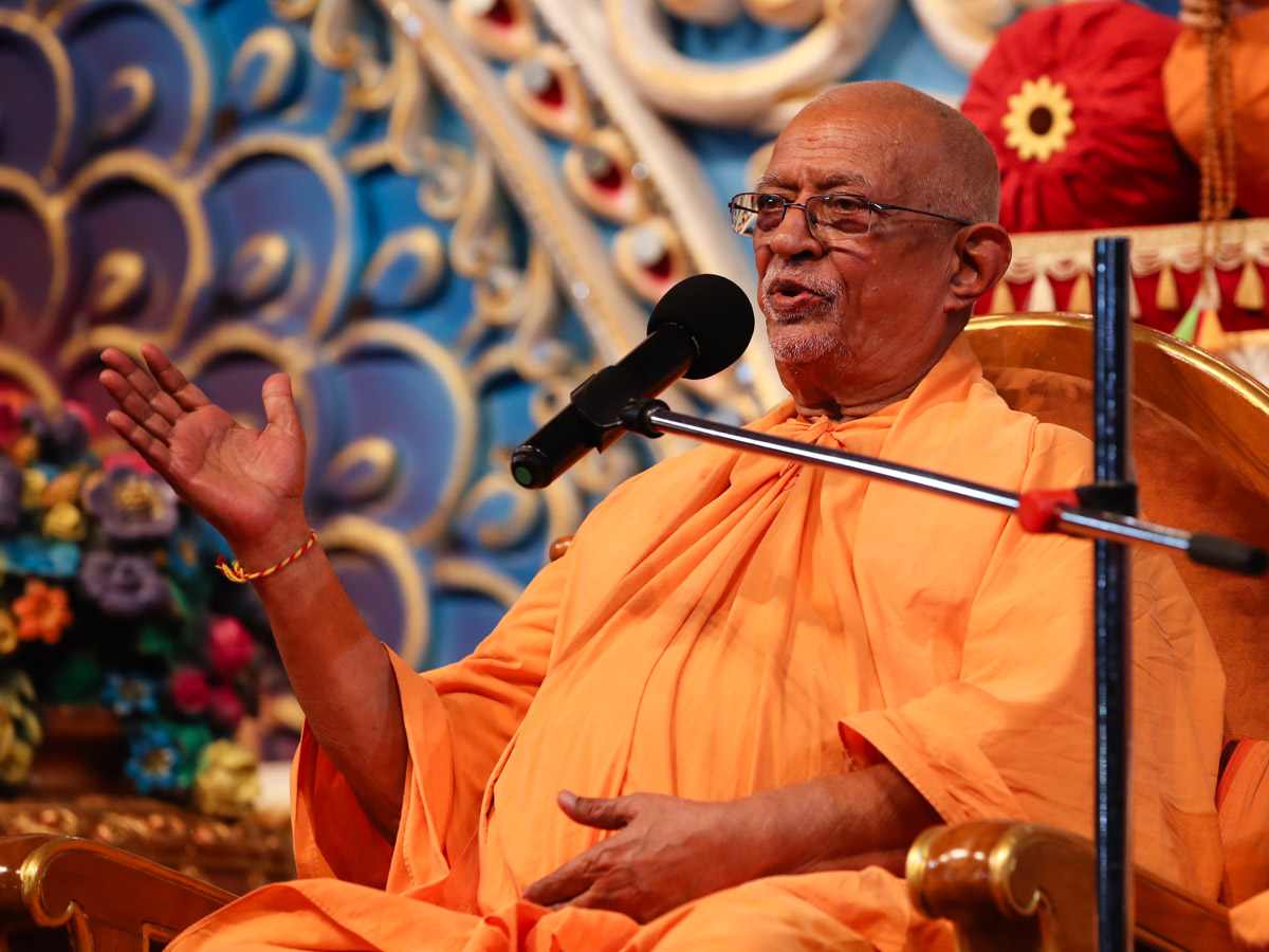 Pujya Doctor Swami delivers a discourse