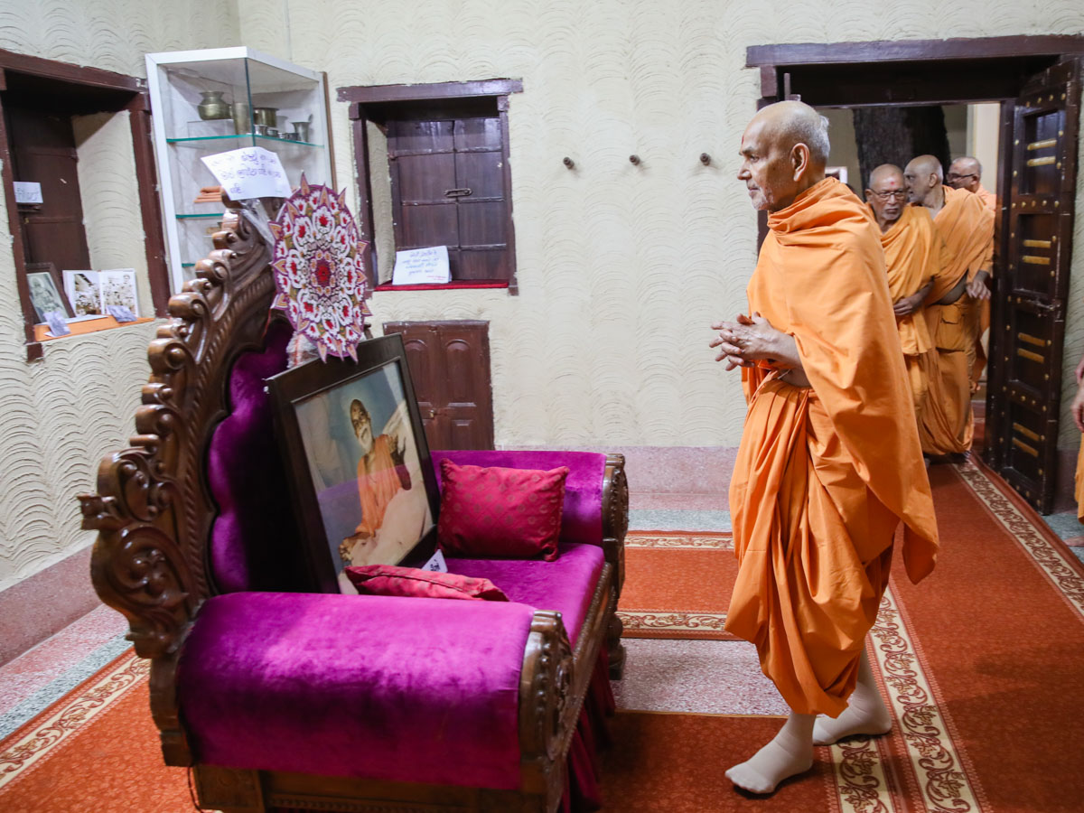 Swamishri doing darshan in the room of Brahmaswarup Yogiji Maharaj