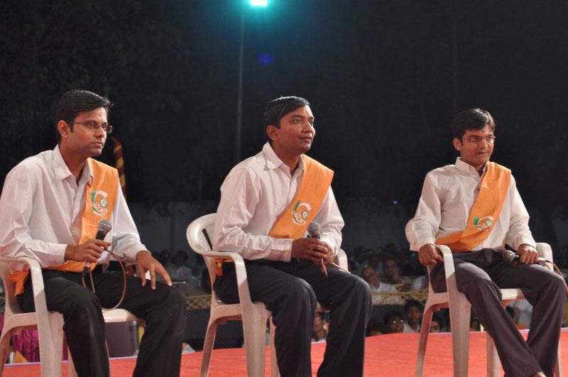 Youths perform a cultural program before Swamishri