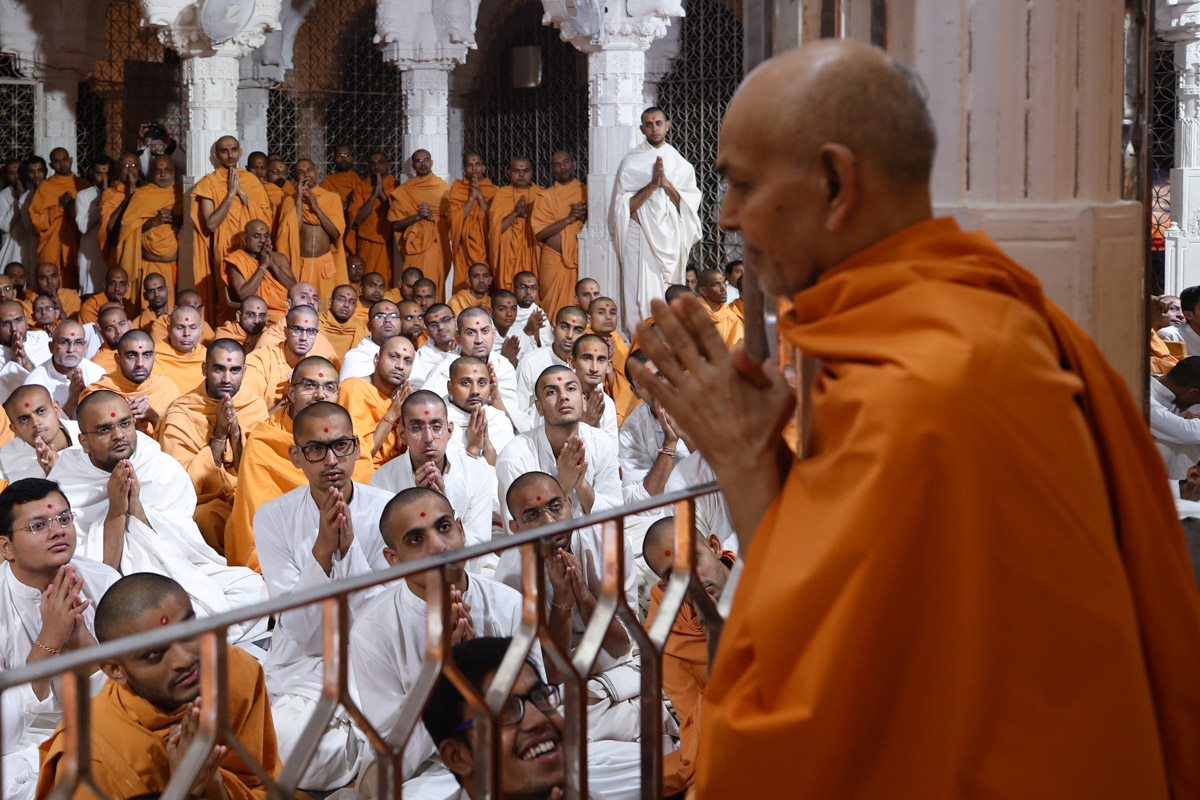 Swamishri greets sadhus and parshads with 'Jai Swaminarayan'