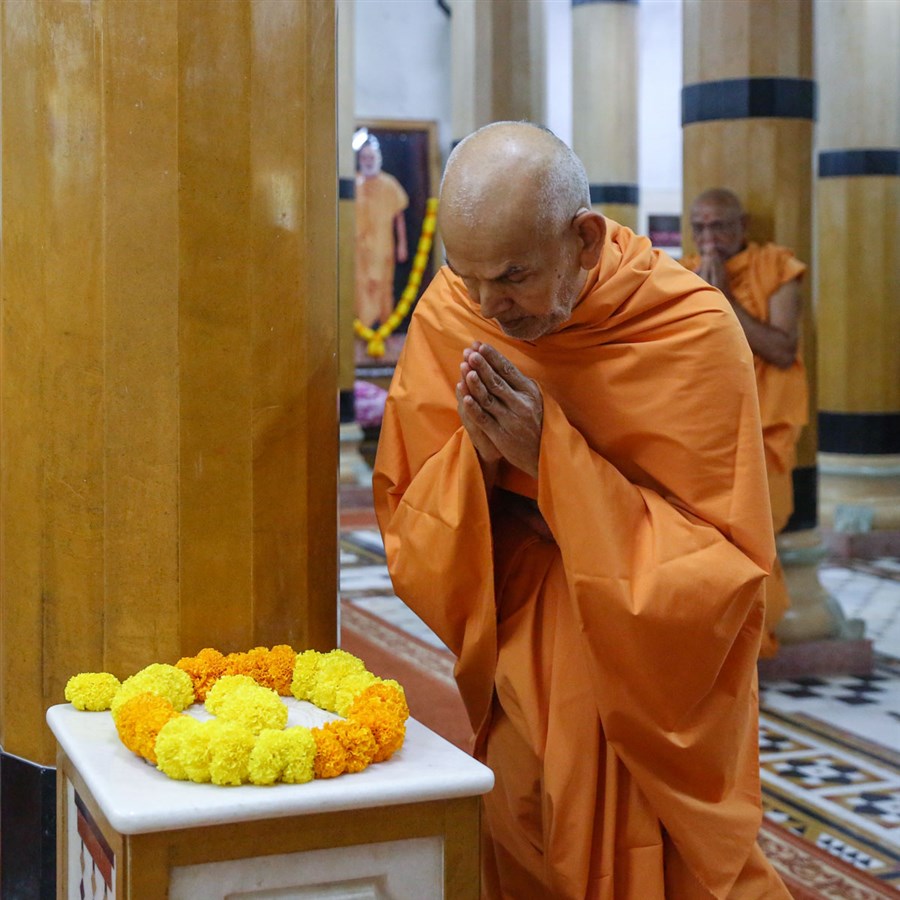 Swamishri engrossed in darshan of holy charnarvind of Bhagwan Swaminarayan