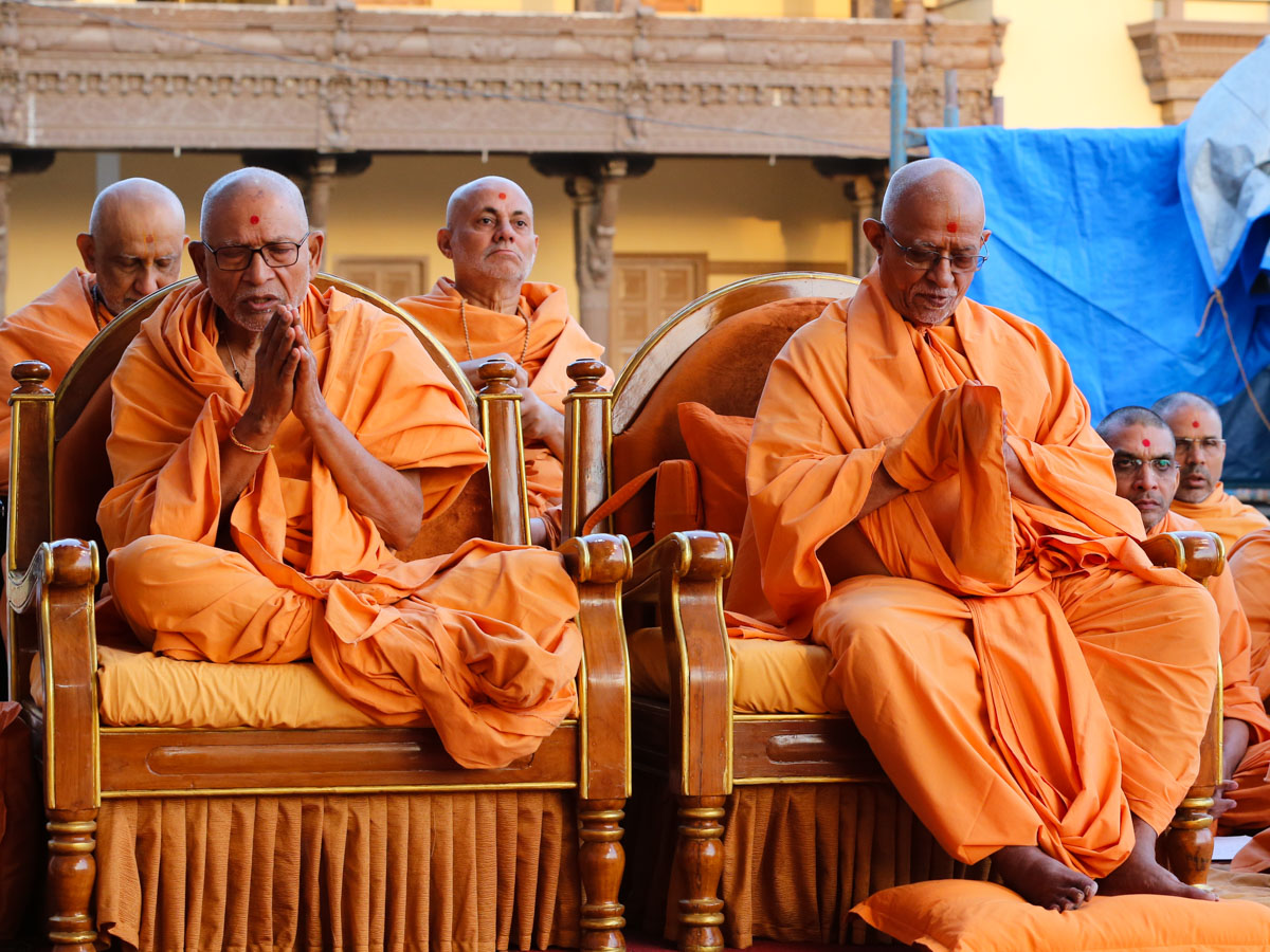 Pujya Swayamprakash Swami (Doctor Swami), Pujya Bhaktipriya Swami (Kothari Swami), Pujya Viveksagar Swami and Atmaswarup Swami doing darshan of Swamishri