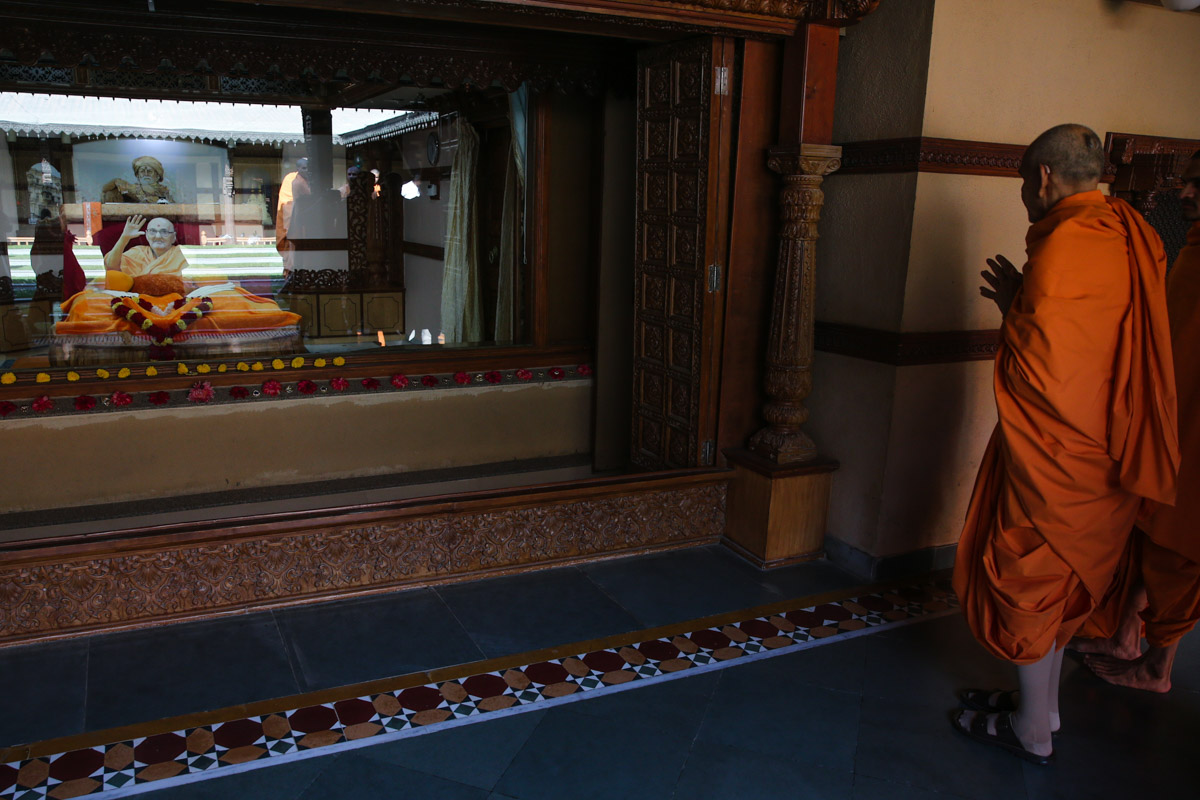 Swamishri doing darshan in Brahmaswarup Pramukh Swami Maharaj's room before departing from Sarangpur