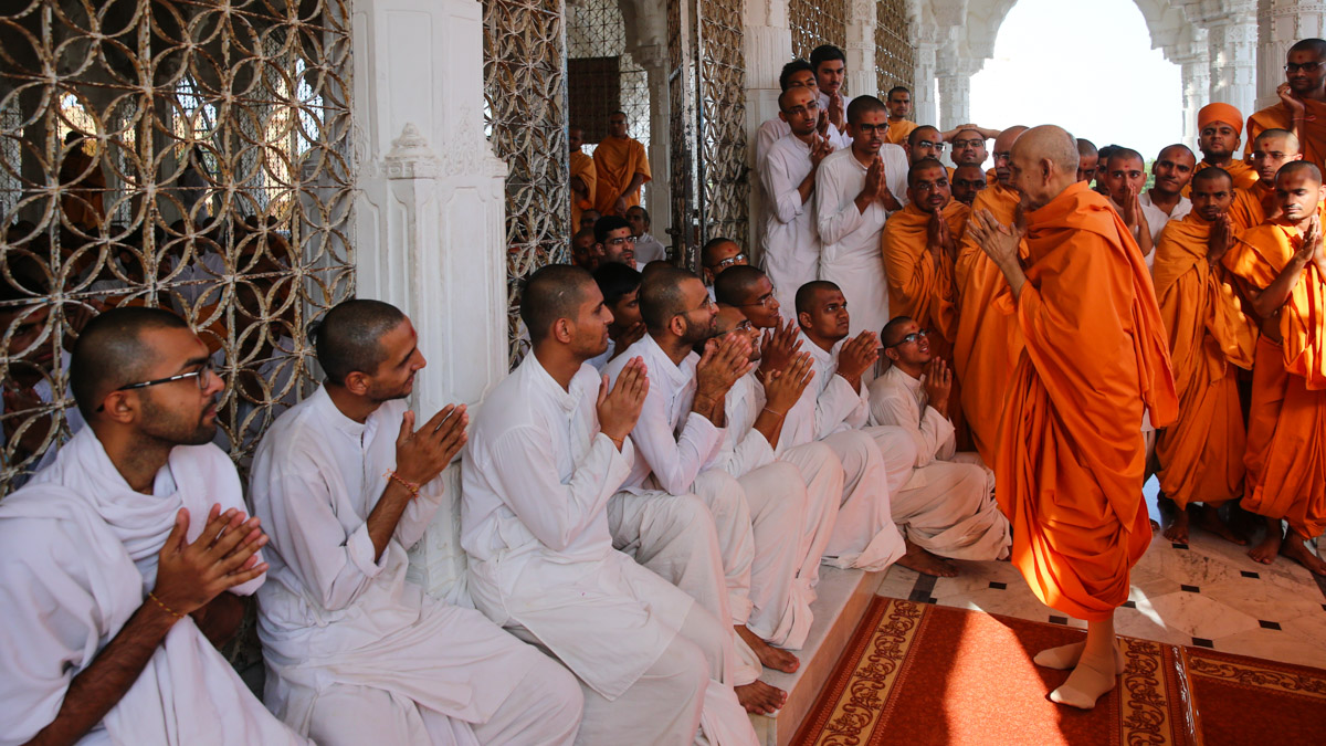 Swamishri greets sadhus, parshads and sadhaks with 'Jai Swaminarayan'