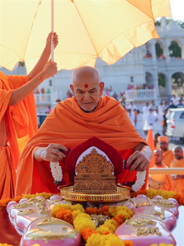 Swamishri offers garland  at Brahmaswarup Pramukh Swami Maharaj's samadhi