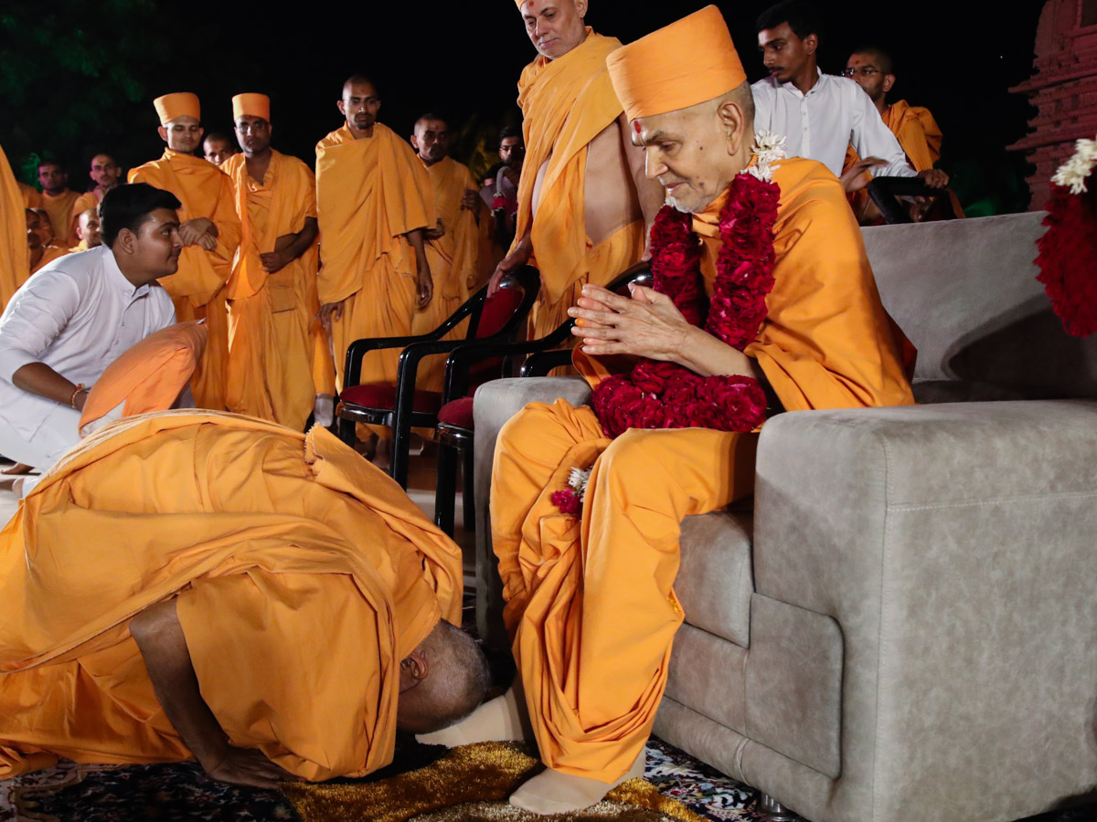 Swamishri welcomed with a garland