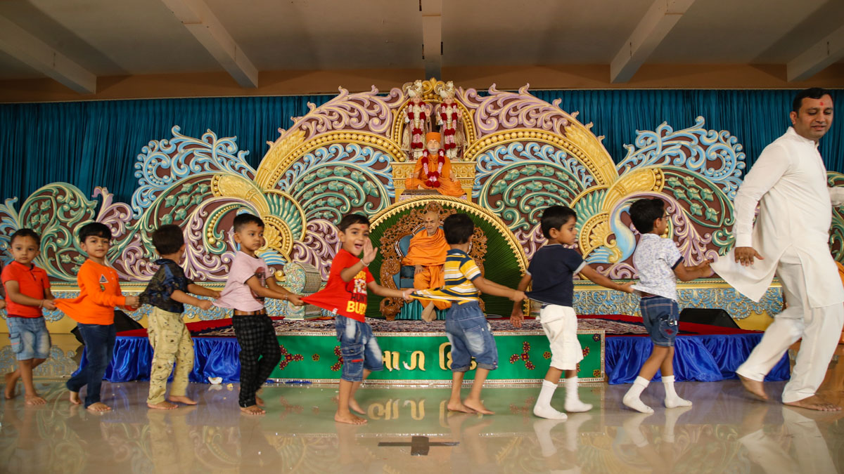 Children perform before Swamishri