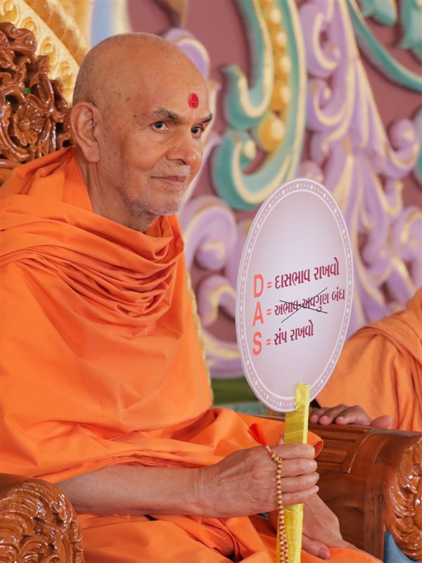 Swamishri participates in the program