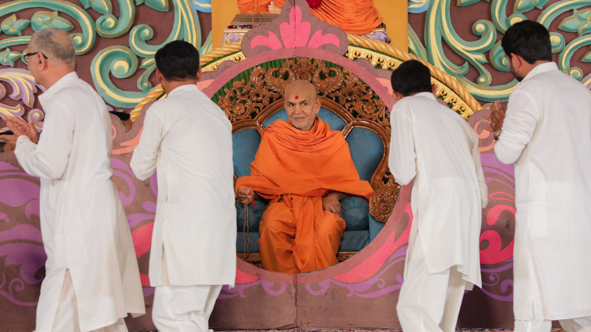 Bal karyakars doing darshan of Swamishri