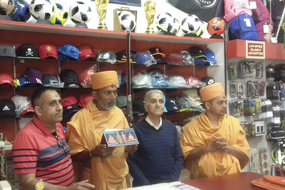 Sadhus converse with devotees and well-wishers during padhramanis