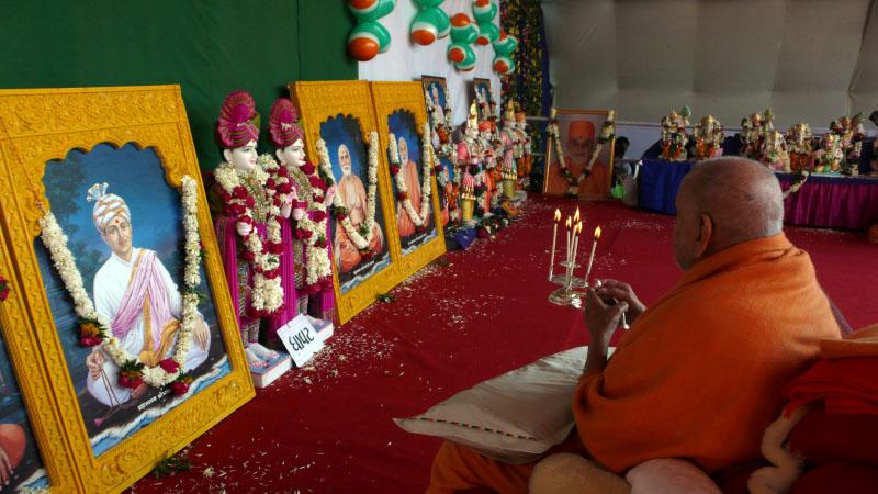 Swamishri performs pratishtha arti