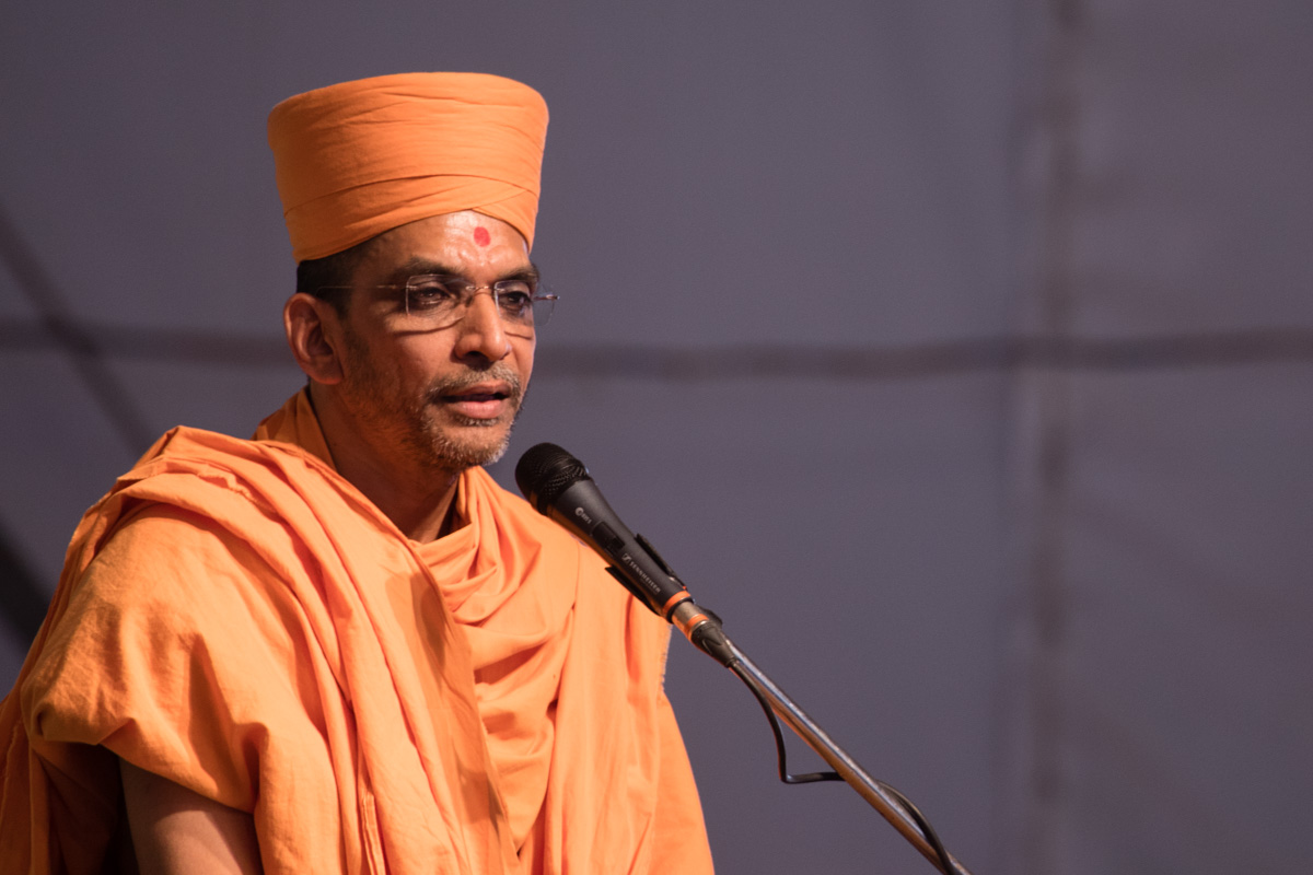 Adarshjivan Swami comperes the assembly