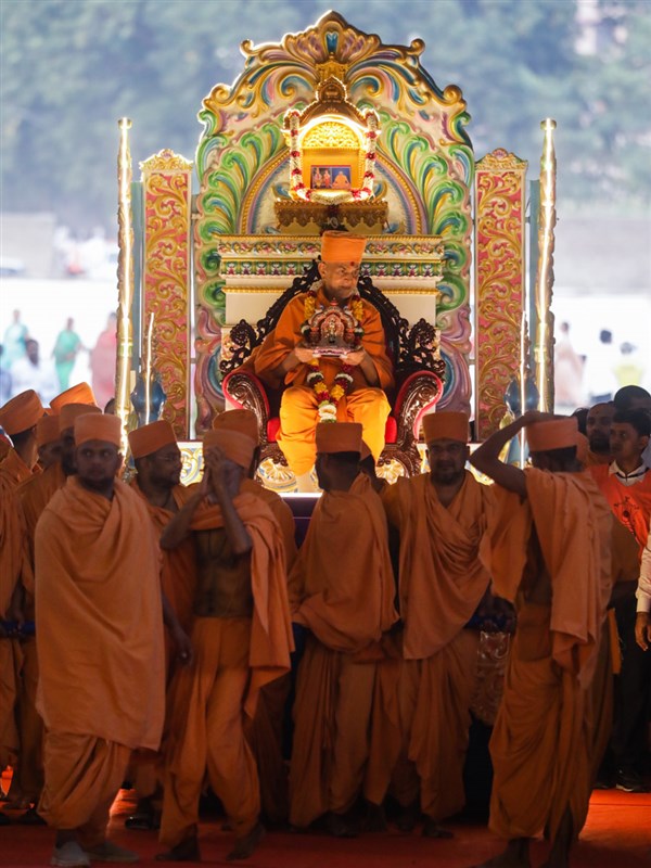 Sadhus pull the chariot