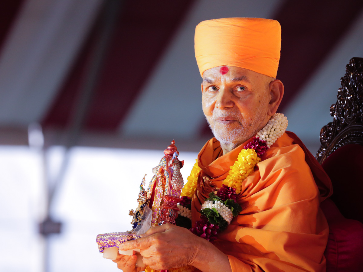 Swamishri with Shri Harikrishna Maharaj
