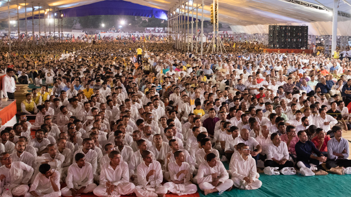 Devotees during the assembly