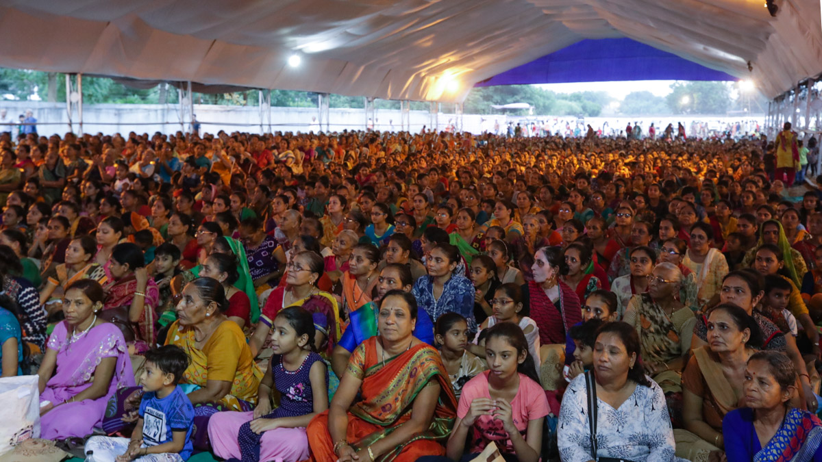 Devotees during the assembly