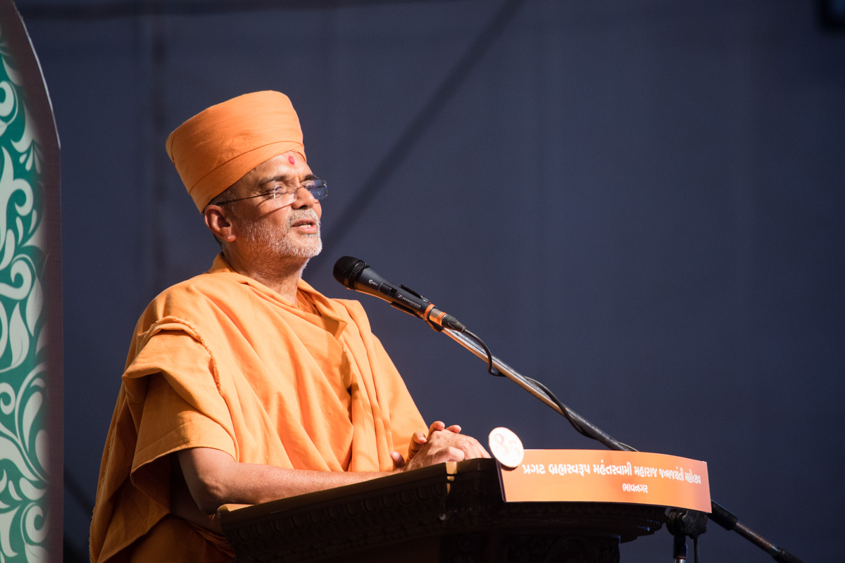 Narayanmuni Swami addresses the assembly