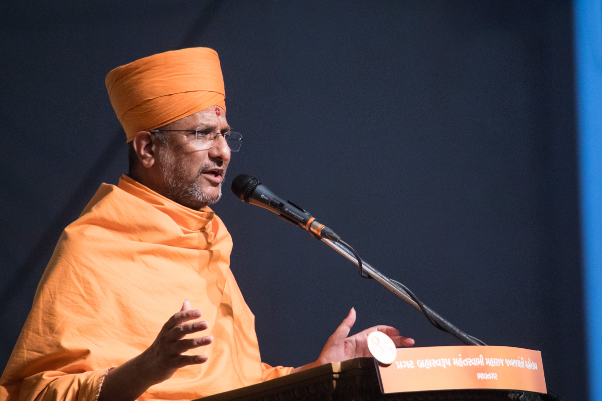 Aksharvatsal Swami addresses the assembly