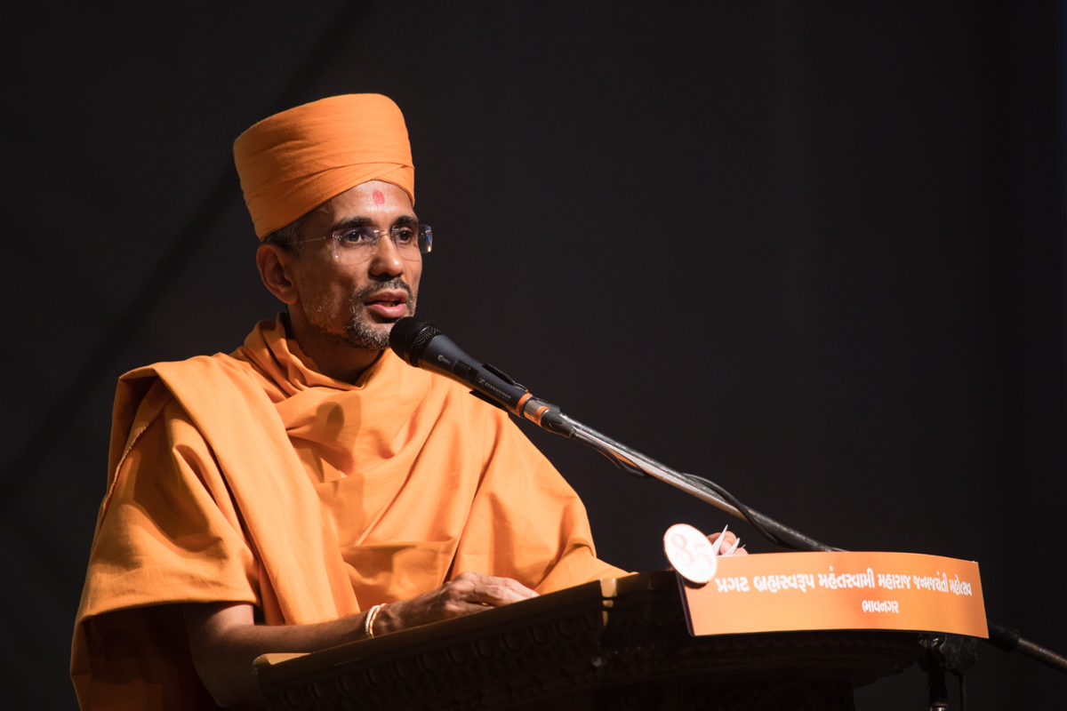 Atmatrupt Swami addresses the assembly