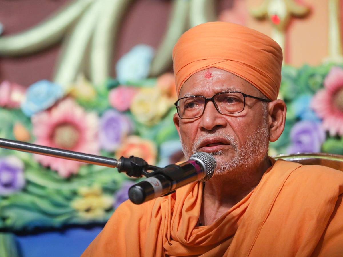 Pujya Bhaktipriya Swami (Kothari Swami) delivers a discourse