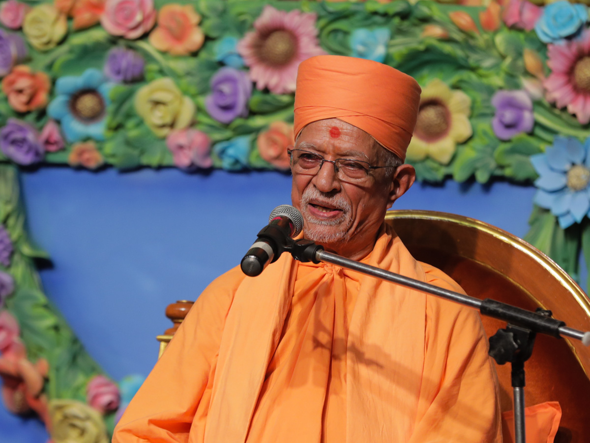 Pujya Swayamprakash Swami (Doctor Swami) delivers a discourse