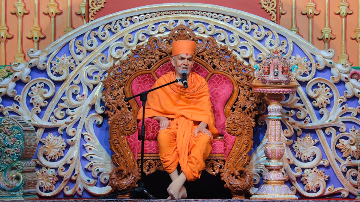 Swamishri blesses the assembly