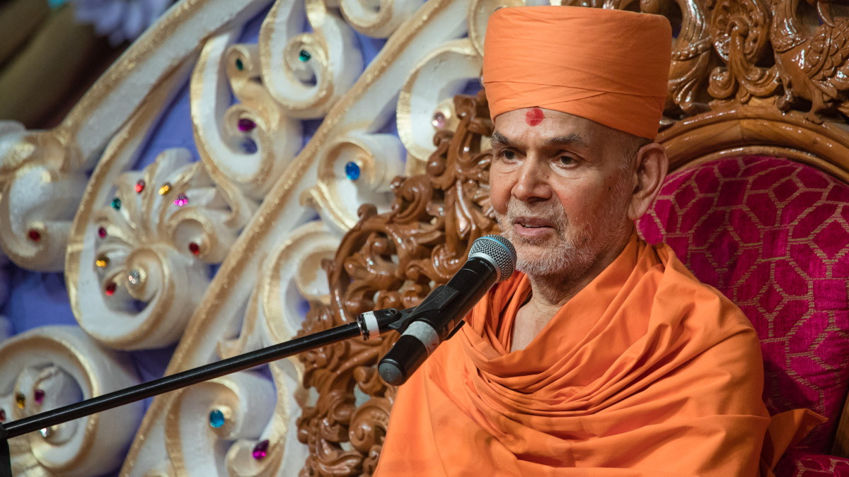 Swamishri blesses the assembly