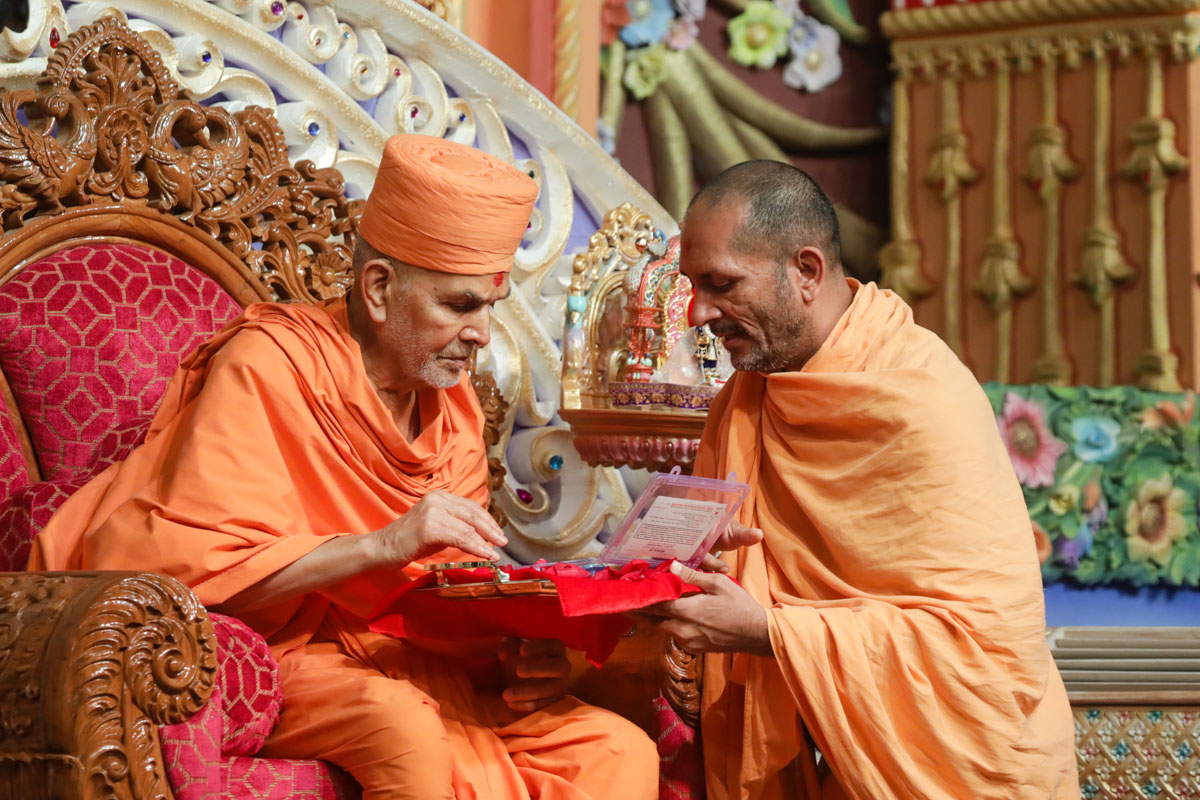 Swamishri sanctifies medical kits for distribution to victims of natural disasters