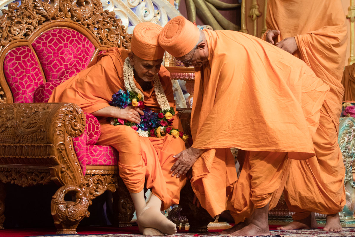 Pujya Doctor Swami honors Swamishri with a garland