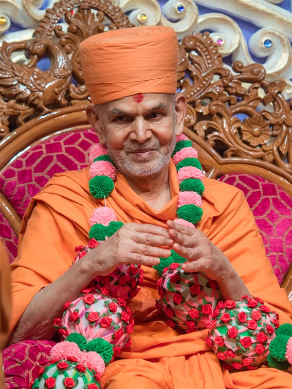 Swamishri honored with a garland