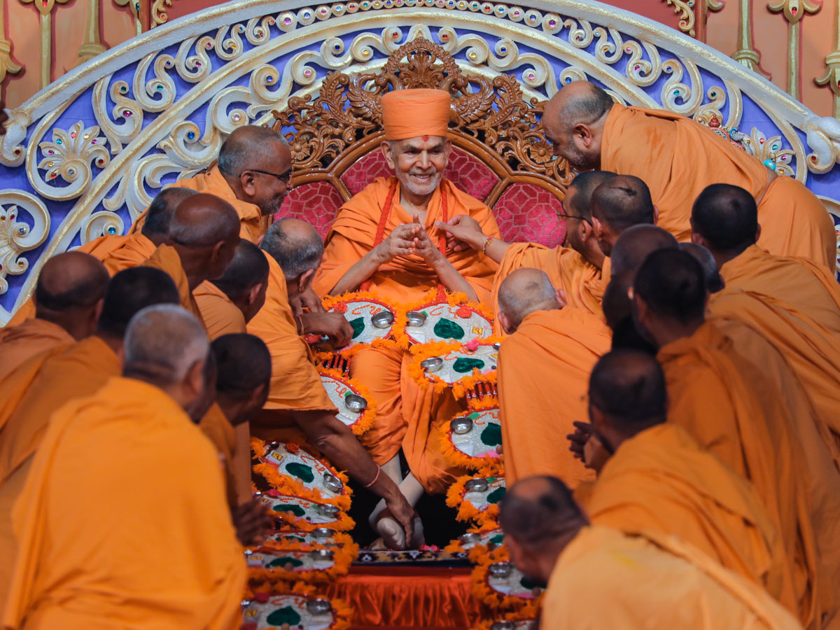 Sadhus honor Swamishri with a garland