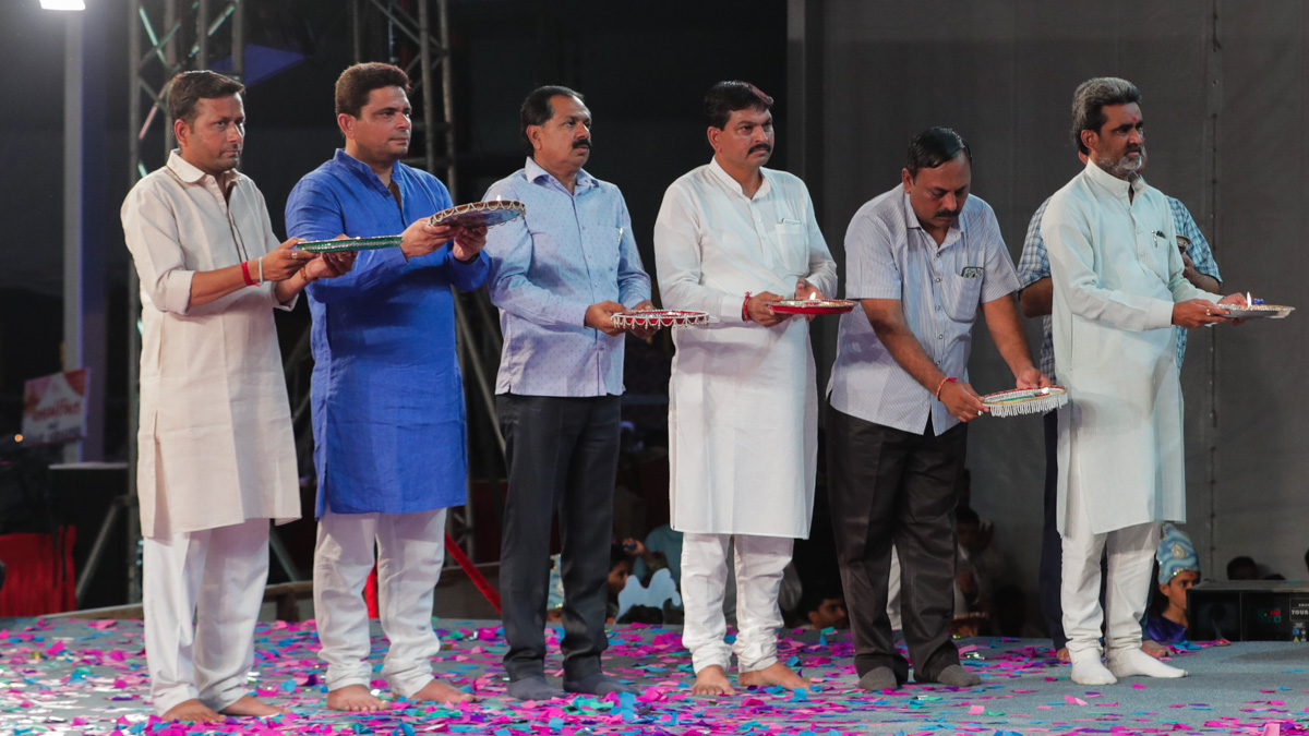 Guests perform the arti