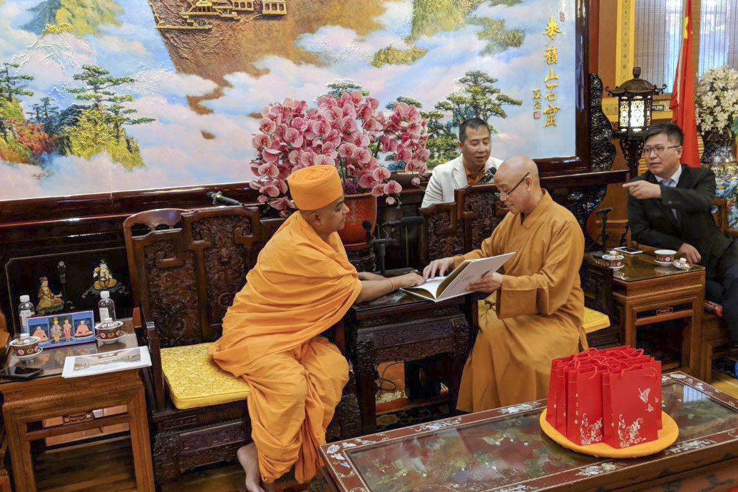 Brahmavihari Swami meets Venerable Master Yanjue