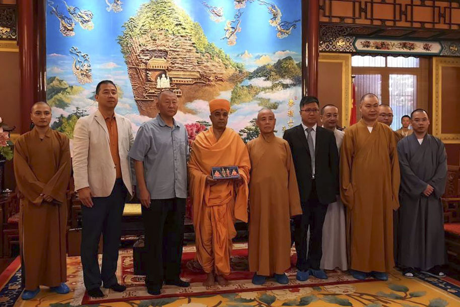 Brahmavihari Swami with dignitaries at Guangji Temple in Beijing