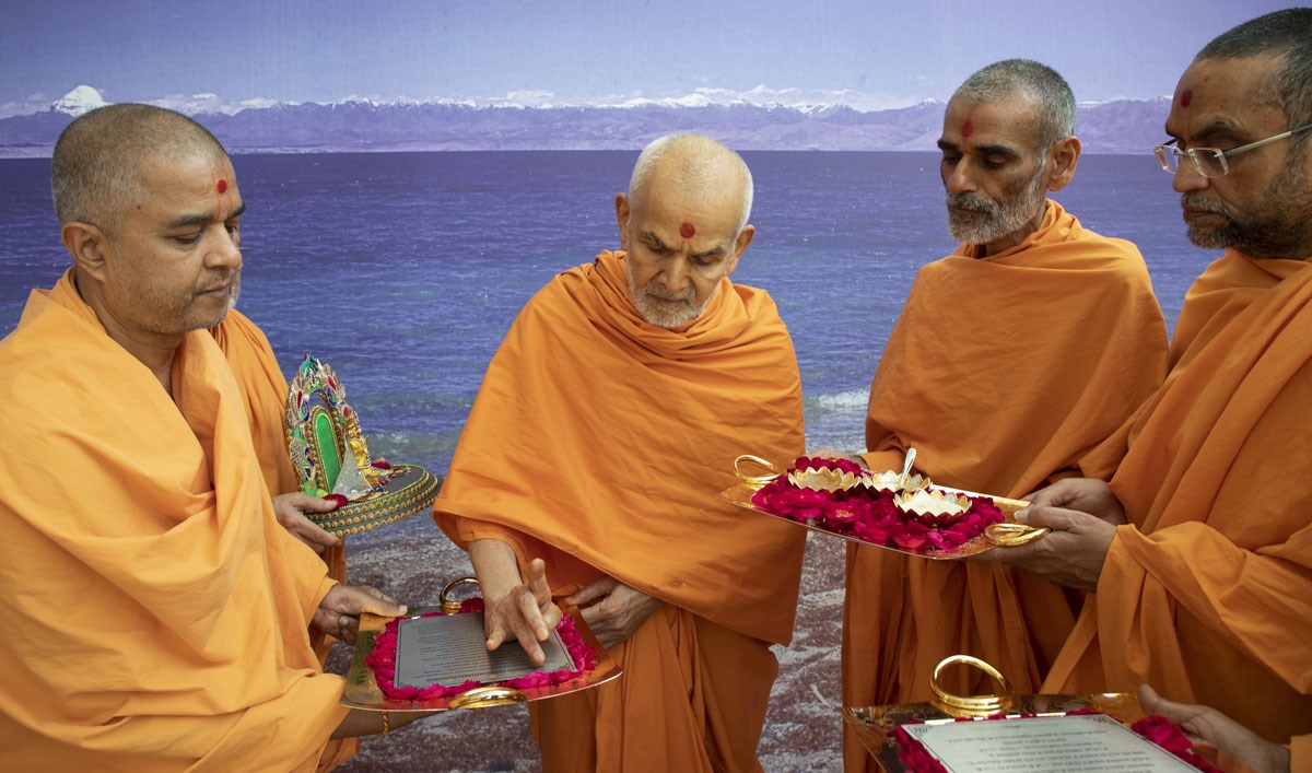 HH Mahant Swami Maharaj performs pujan of plaque, in Ahmedabad, 13 September 2018