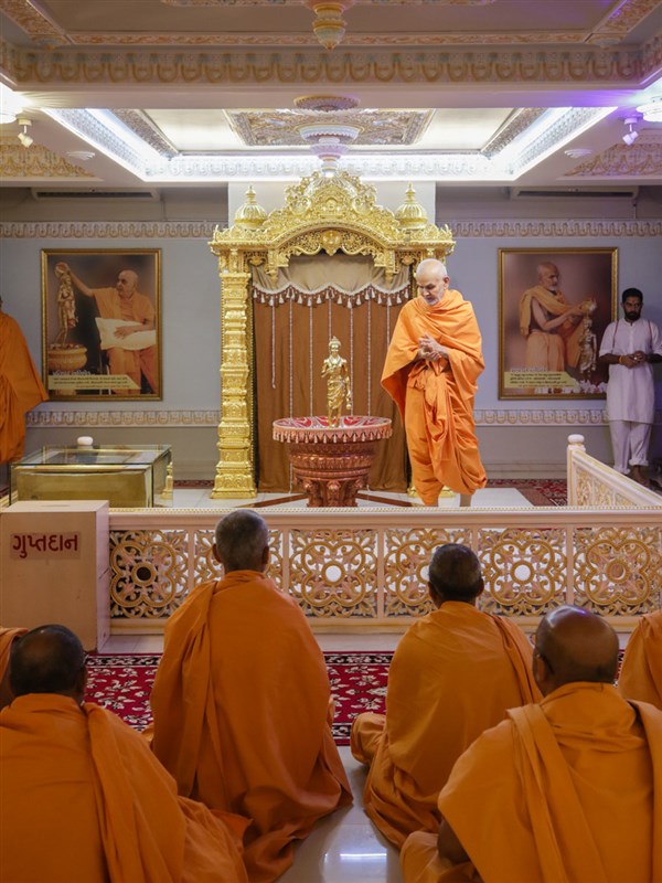 Swamishri performs pradakshina of Shri Nilkanth Varni