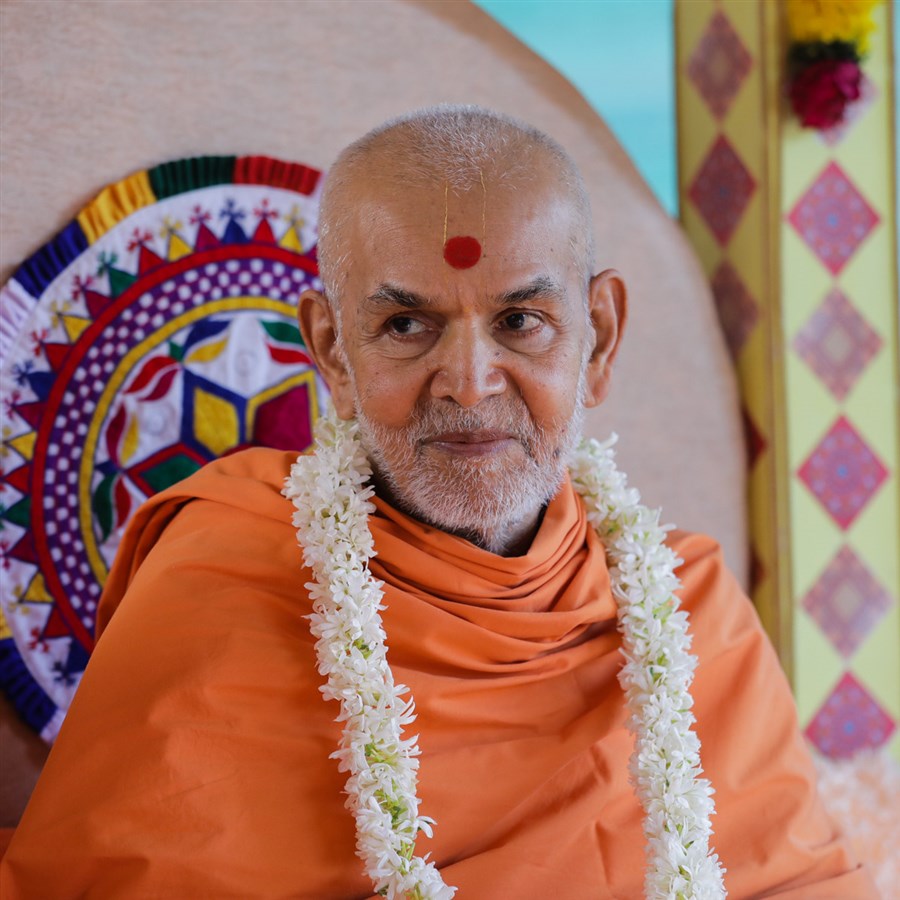 Swamishri in a divine, jovial mood